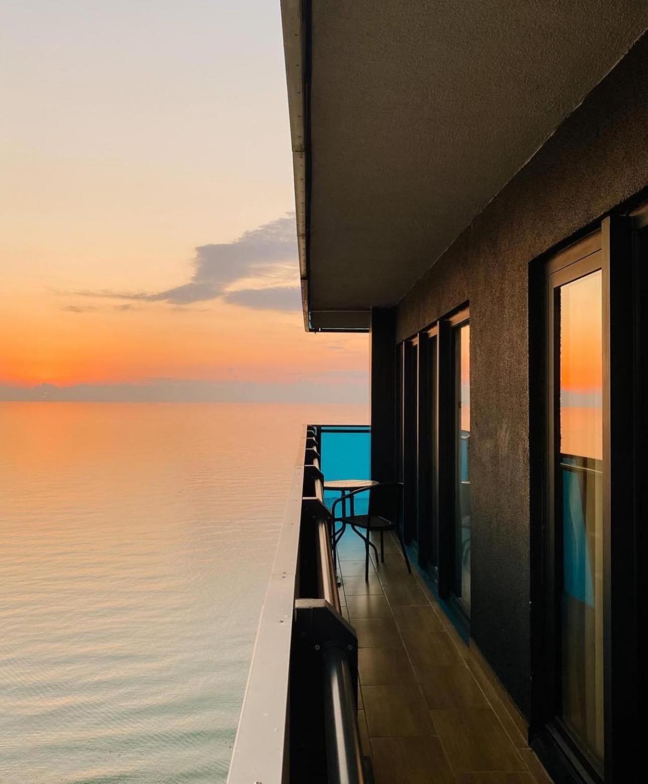 Luxury Panorama Sea View Apartment & Central Батуми Екстериор снимка